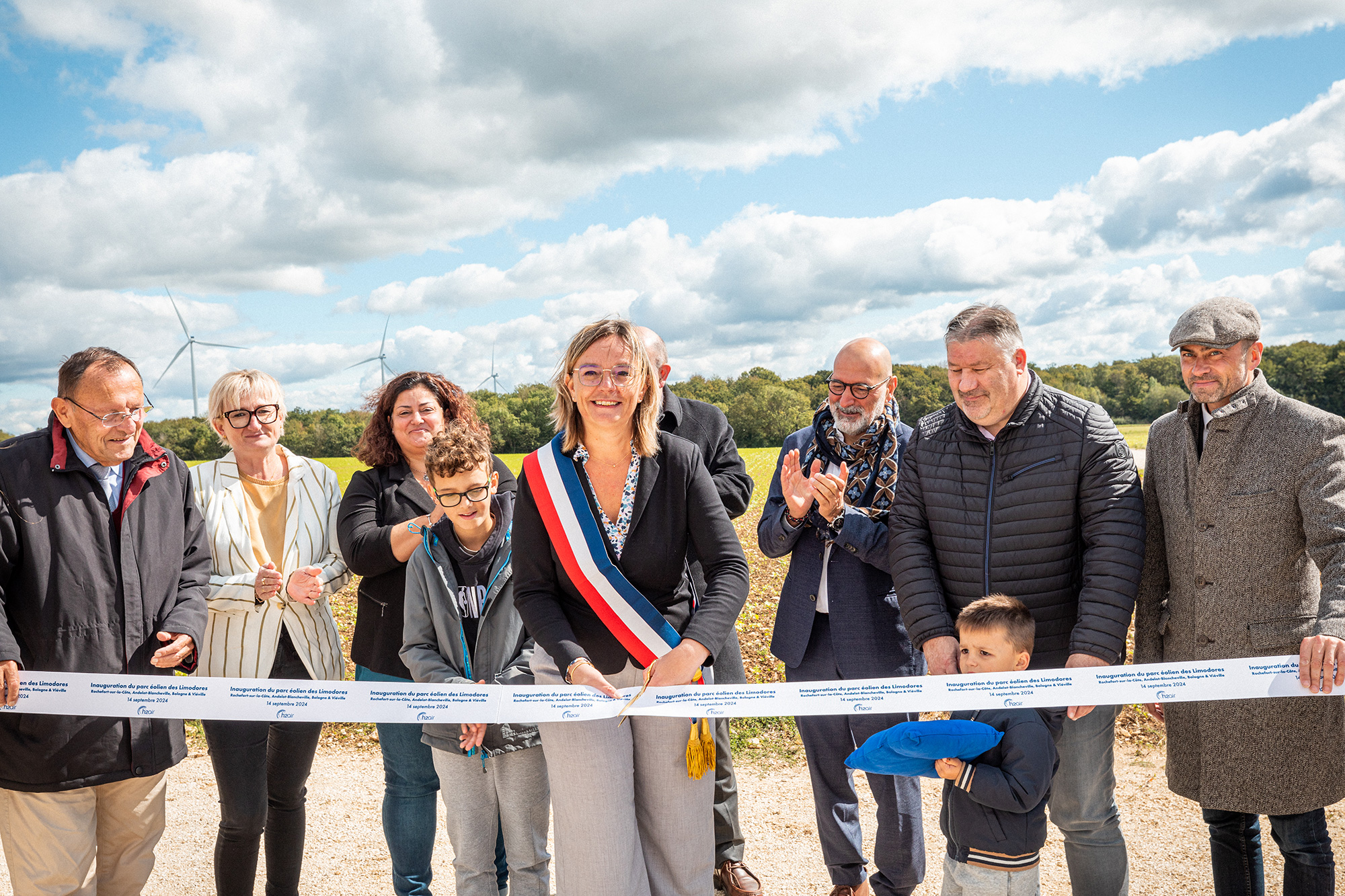 La maire de Rochefort coupe la bandeau pour célébrer le début de l'exploitation du Parc éolien