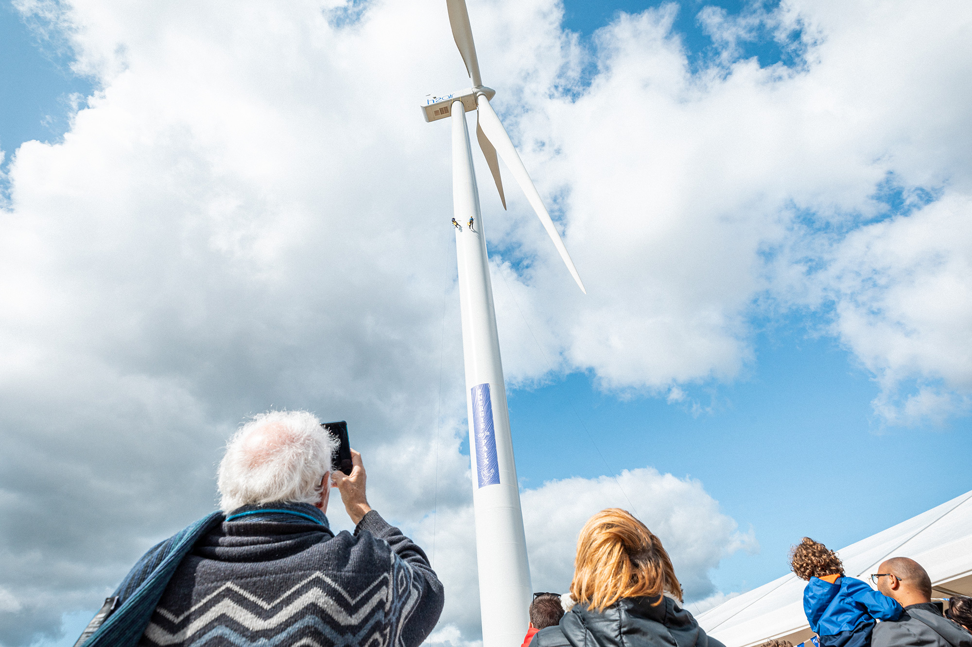 Descente en rappel le long d'une éolienne par Eolica