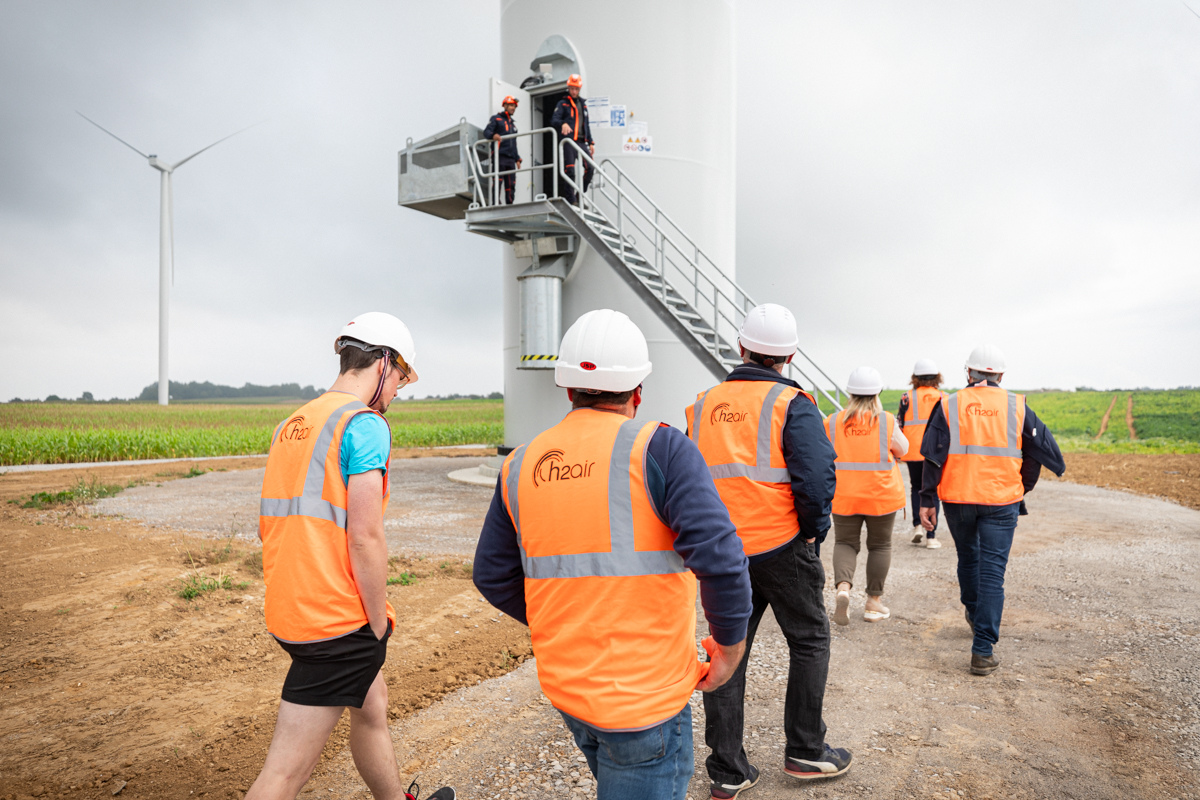 Visite d'un mât d'éolienne pendant l'inauguration