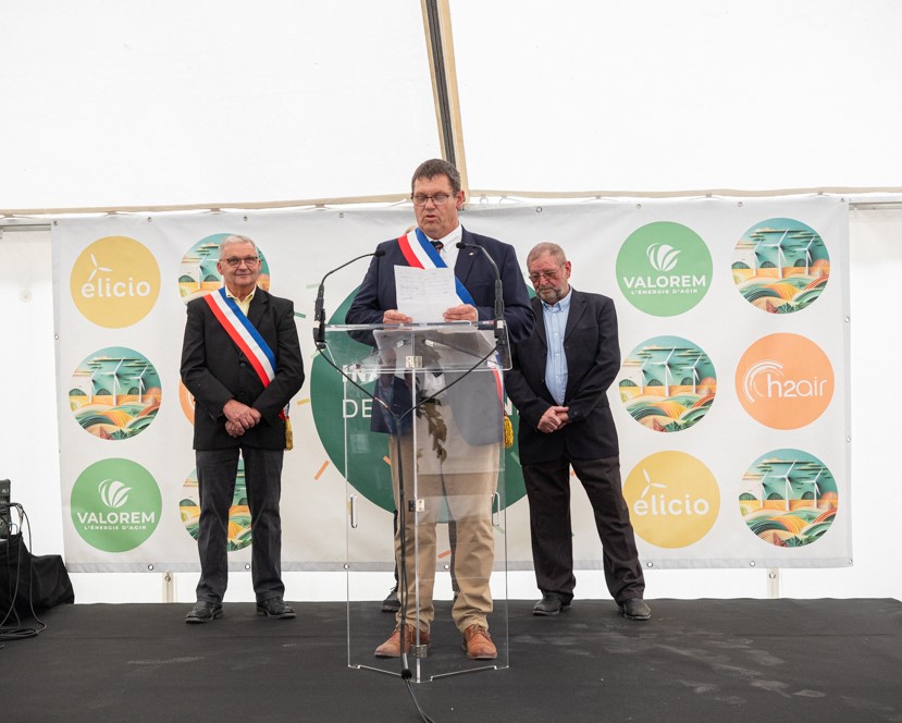 Éric Lecompte, maire de la Vallée-au-Blé, fait un discours lors de l'inauguration